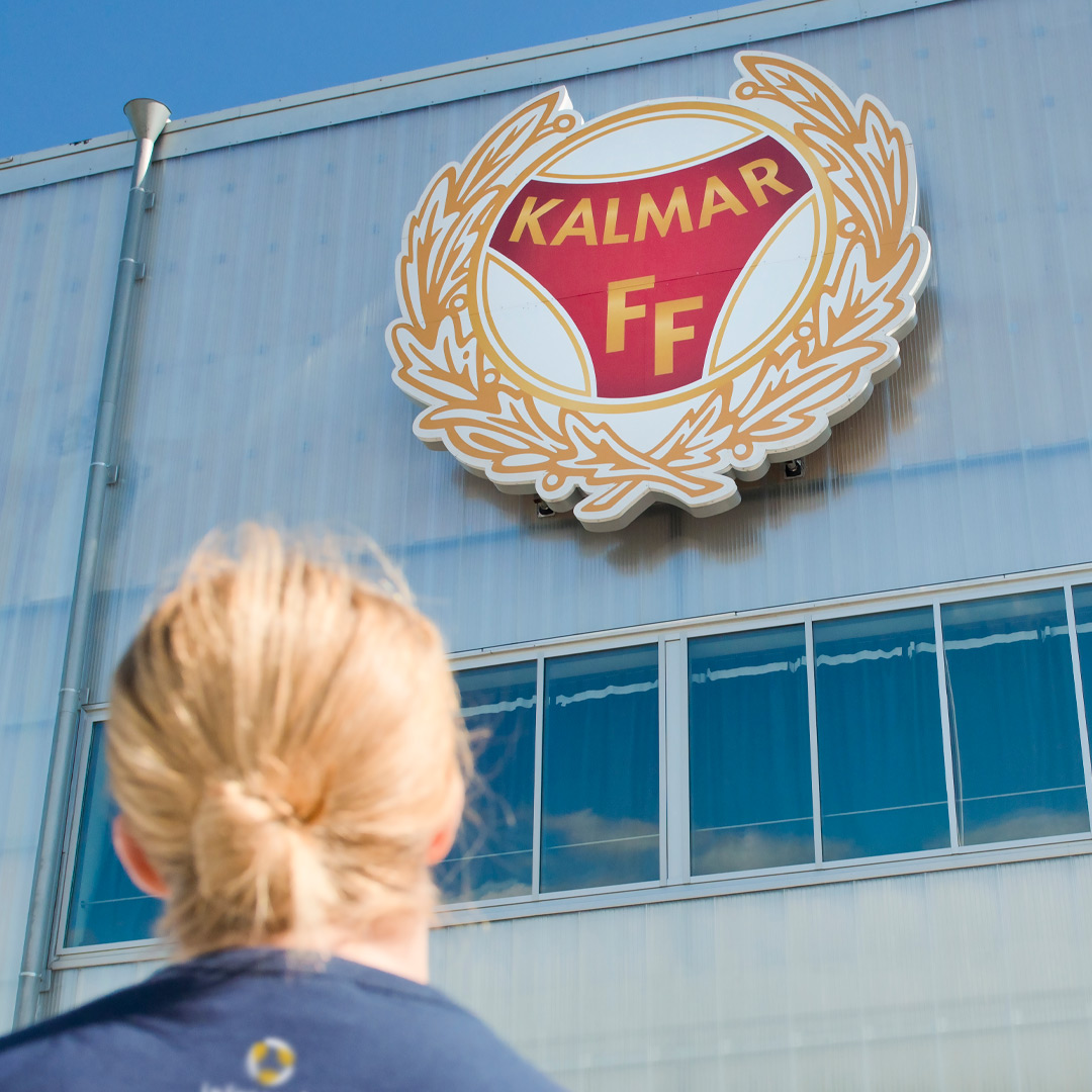 fasadskylt med klubbmärke kalmar FF på Guldfågeln arena
