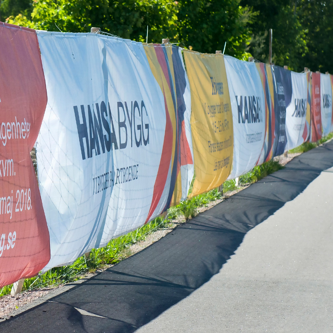 Hansa Bygg, banderoll vid byggarbetsplats