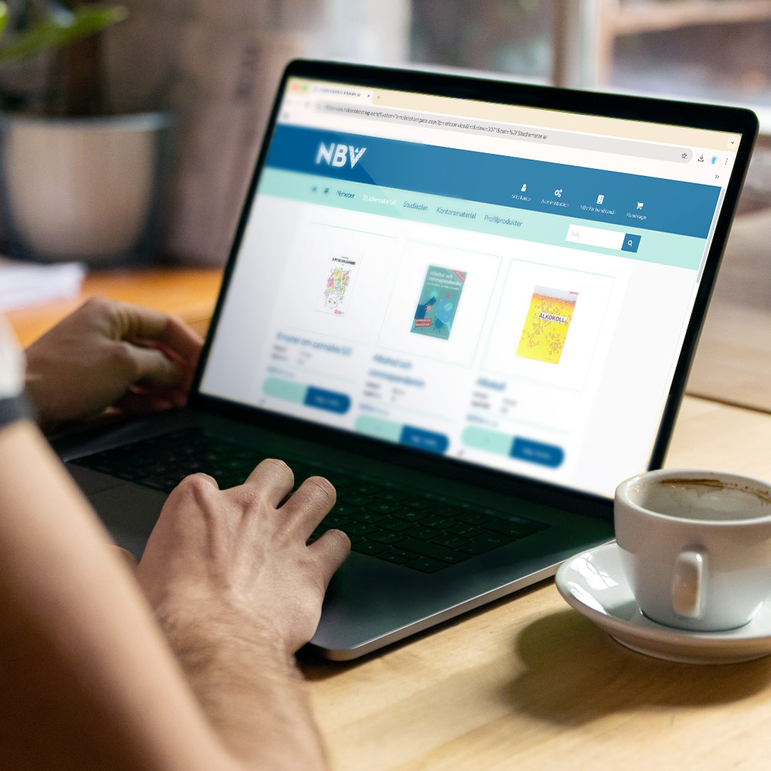 person använder Infoservice beställningssystem för sina beställningar av trycksaker