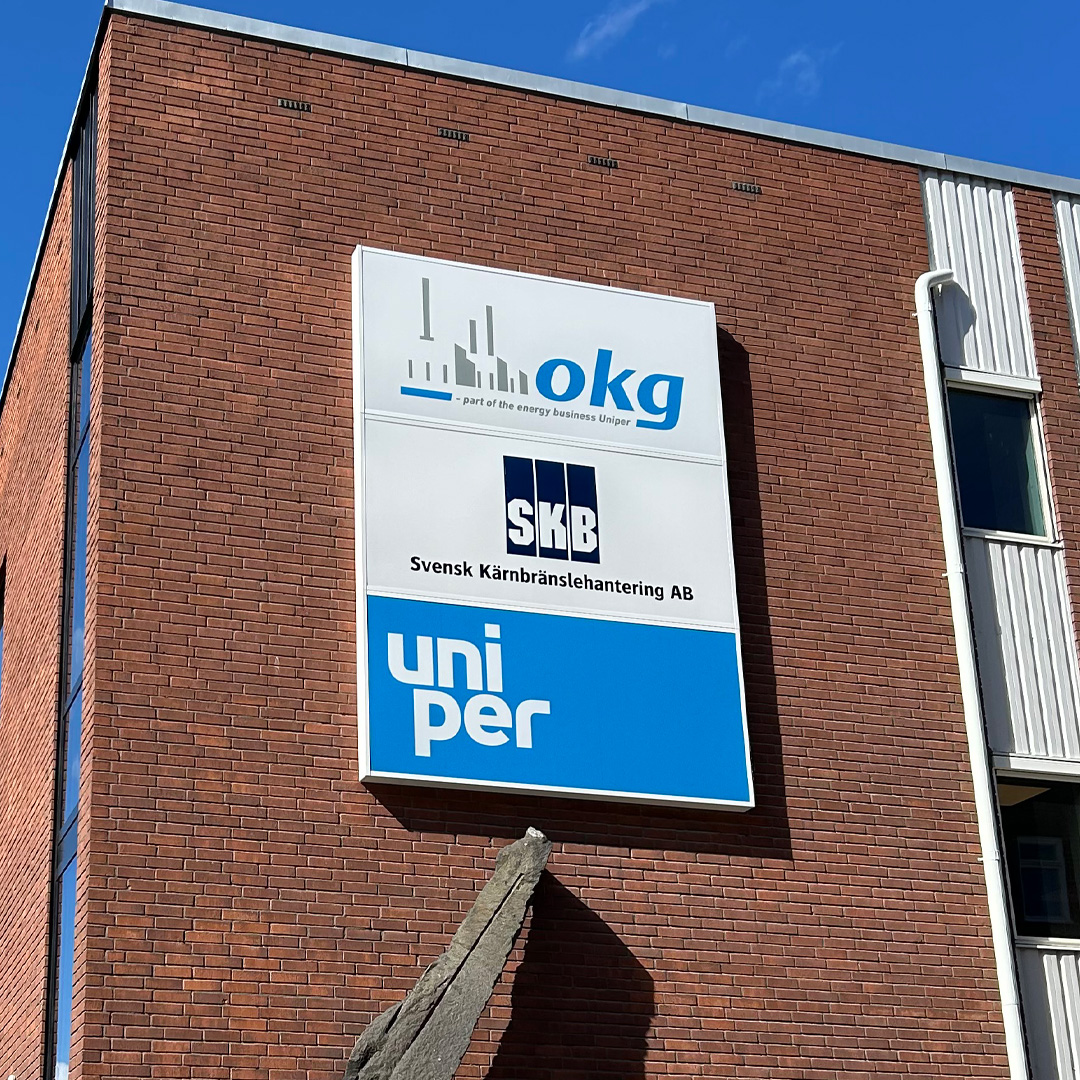 Skylt, ljuslåda till OKG, SKB och Uniper i Oskarshamn