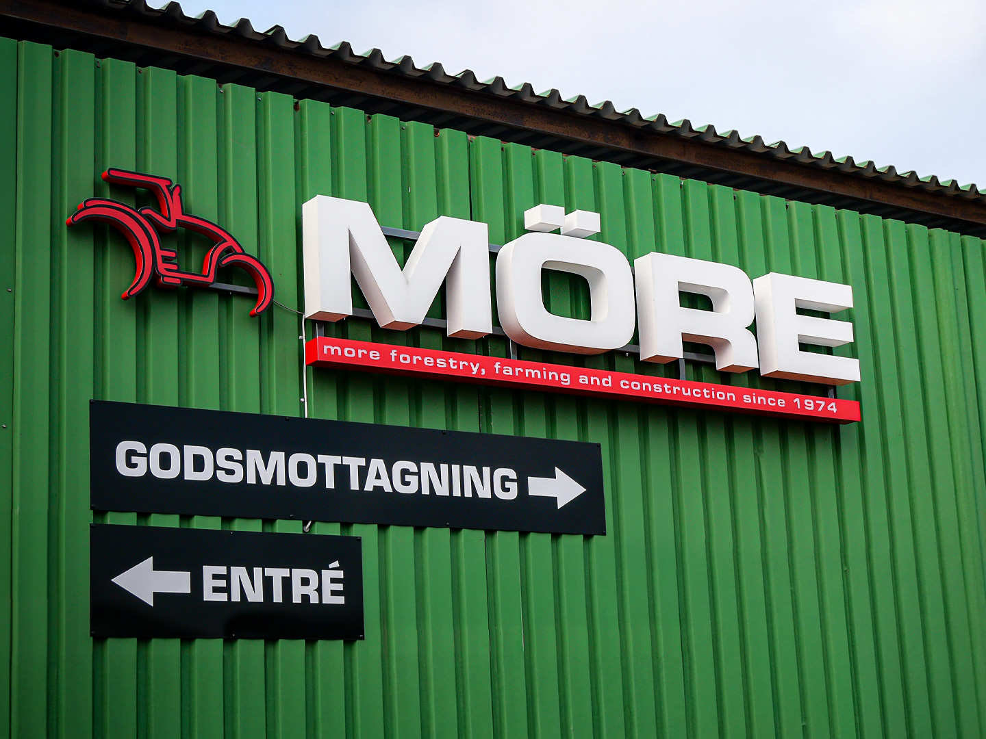 -skylt_1440x1080 Belyst LED-skylt och plåtskyltar åt Möre Maskin i Kalmar